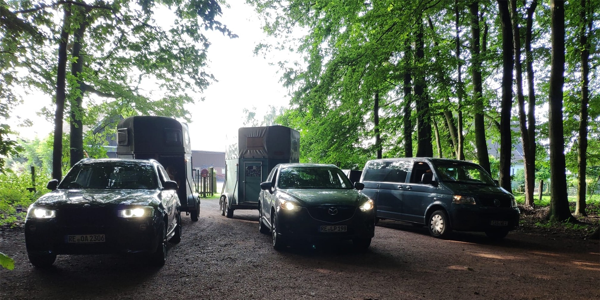 Mit Autos, einem Bulli und Pferde-Anhängern setzt sich der Konvoi am PSG-Gelände in Langenbochum in Bewegung.