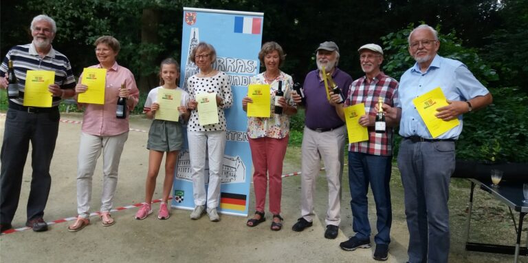 Die Gewinner des Boule-Turniers im Schlosspark (v.l.): Dr. Karl Ott, Dr. Babette Nieder, Felizitas und Doris Becker, Anne Ott, Josef Haug, Martin Hurraß und Hans-Peter Höfer.