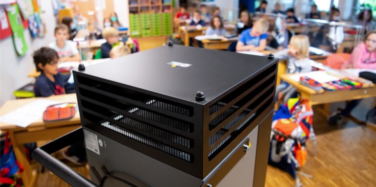 Luftfiltergeräte wie in diesem Klassenraum einer Grundschule soll es in Castrop-Rauxel nicht geben. Alle Klassenräume, so die Stadt, ließen sich gut lüften.