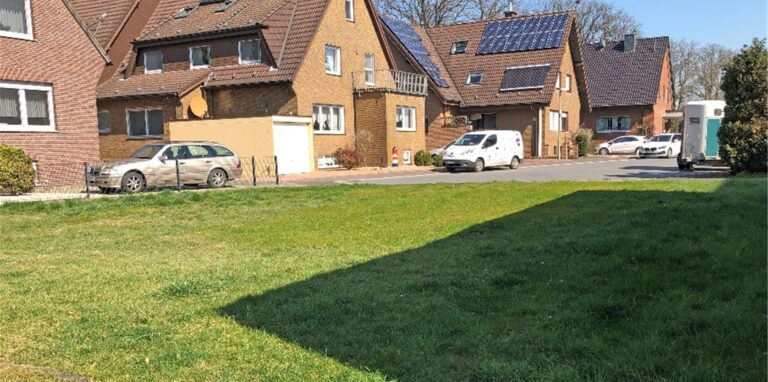 Diese grüne Fläche soll künftig mit einem Tiny-House bebaut werden.