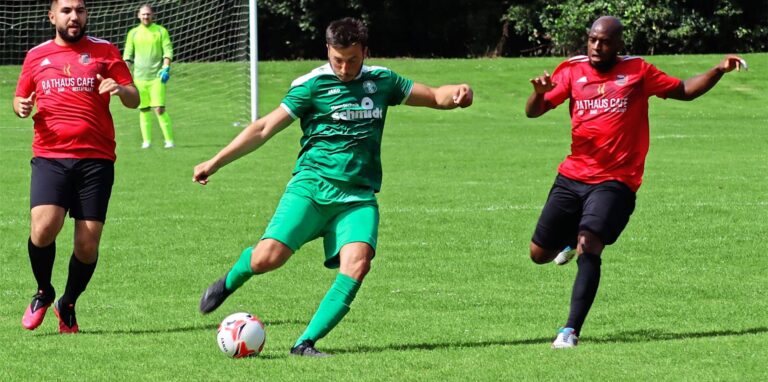 Findet hier beim Pokalderby zwischen seinen DTSG-Kontrahenten Muhammed Elmas (l.) und Moise Toure (r.) eine Lücke: Alper Gülser von der DJK Spvgg. Herten.