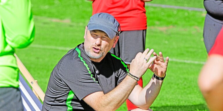 Marc Bahl, Trainer der Bezirksliga-Fußballerinnen der DJK Spvgg. Herten, sieht gute Voraussetzungen für eine gute Saison.