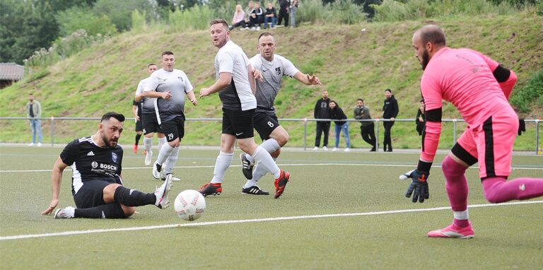 Furkan Güleryüz (l.) und Fenerbahce Marl wollen die Favoriten der Liga ärgern, unter anderen den Platznachbarn SC Marl-Hamm.
