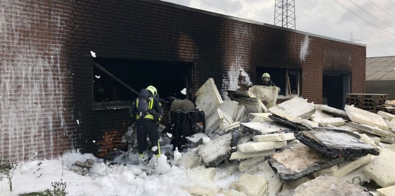 Diem Flammen setzten auch große Mengen Styropor in Brand, die vor dem Gebäude lagerten.