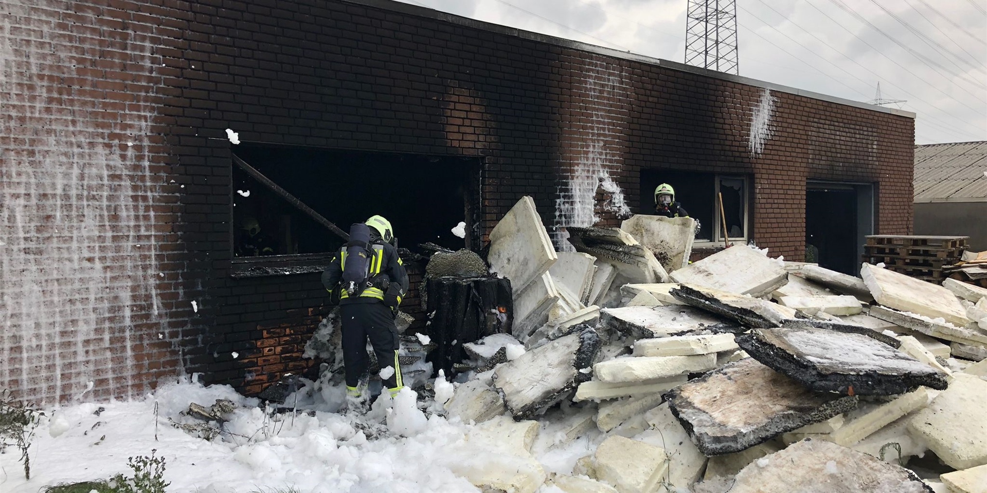 Diem Flammen setzten auch große Mengen Styropor in Brand, die vor dem Gebäude lagerten.