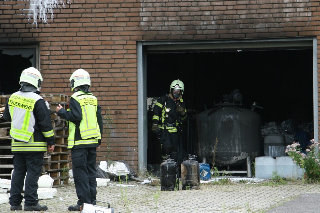 title attribut Bei den Löscharbeiten entdeckten die Einsatzkräfte zahlreiche Behälter mit Chemikalien, Gasflaschen und auch einen großen Tank in einer Garage.