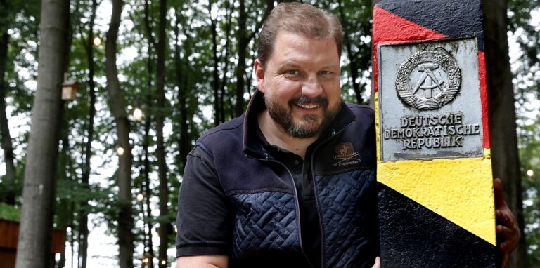Der Original-DDR-Grenzpfahl bei Toddy Geldmann in Jupps Biergarten hat eine ganz besondere Geschichte.