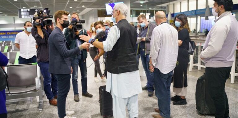 In Sicherheit gebrachte Menschen aus Afghanistan kommen auf dem Frankfurter Flughafen an.