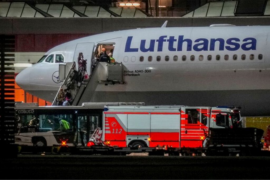 Rund 500 Menschen befanden sich an Bord der beiden gecharterten Flieger von Lufthansa und Uzbekistan Airways.