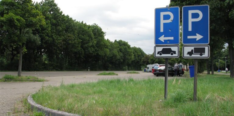Nach einem Streit mit seiner Familie ist ein 18-Jähriger auf dem Parkplatz Holthauser Bruch an der A42 weggerannt.