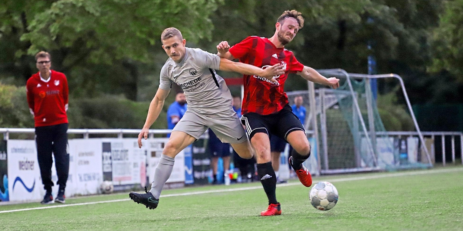 Jannik Landwehr (r.) etwa ist als deutliche Verstärkung bei Vestia Disteln II eingeplant. Bisher hat Trainer Mesut Karabacak seine auf dem Papier starke Mannschaft aber nur in Bruchteilen beisammen gehabt.