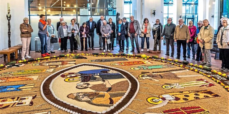 So war es im Jahr 2019: Der kunstvolle Früchteteppich zog damals in St. Maria Heimsuchung viele Besucher in seinen Bann.