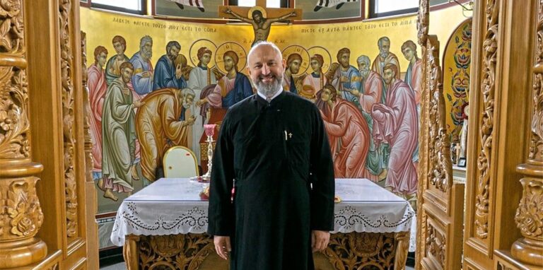 Thomas Karamitsos beschloss erst im Alter von 38 Jahren Priester zu werden, nun übernimmt er die Gemeinde der griechisch-orthodoxen Kirche Heiliger Dimitrios in Herten. Für diese möchte er weiterhin viele Feste und Veranstaltungen ermöglichen und den Bau eines Gemeindezentrums realisieren.