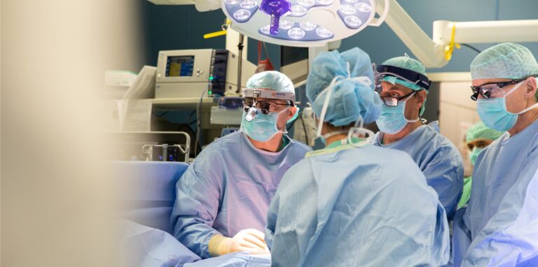 Prof. Dr. Alexander Albert und sein Team aus dem Herzzentrum des Klinikums Dortmund bei der Arbeit.