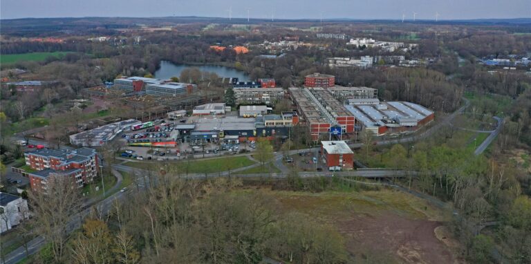 Der Wulfener Markt mit dem Lager von Goodsforbusiness (vorne rechts im Bild, direkt angrenzend an die Polizeiwache an der Marktallee). Dieser Gebäudekomplex wird anders als die t-förmige Ladenpassage mit den Wohnungen nicht abgerissen.