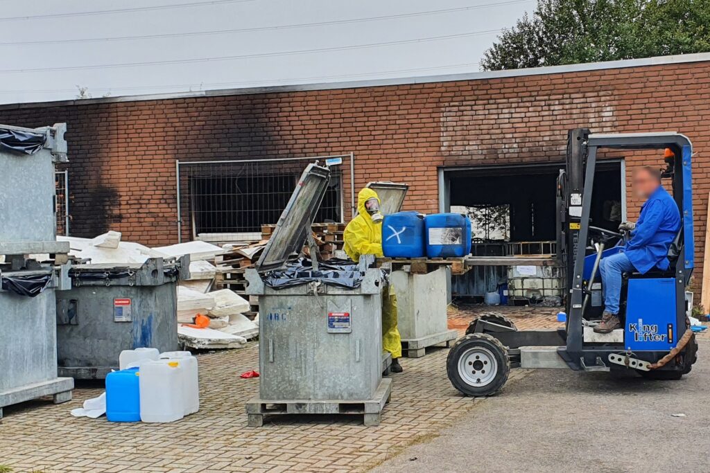 Remondis-Mitarbeiter bereiten die Chemikalien für den Abtransport vor. Die Kanister werden dazu in Sicherheitscontainer aus Stahl verladen. Remondis-Mitarbeiter bereiten die Chemikalien für den Abtransport vor. Die Kanister werden dazu in Sicherheitscontainer aus Stahl verladen.