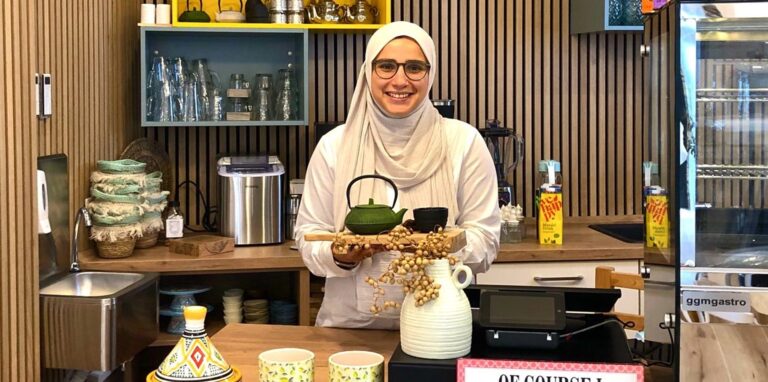 Noch ist die Auslage für Cupcakes leer. Doch das wird sich bald ändern. Dafür hat Inhaberin Assia Fillal schon mal einen Safrantee vorbereitet.