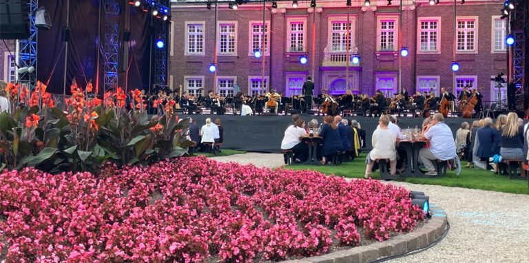Kanzlerkandidat und NRW-Ministerpräsident Armin Laschet hat das NRW-Sommerkonzert am Samstagabend vor rund 1000 Gästen eröffnet.