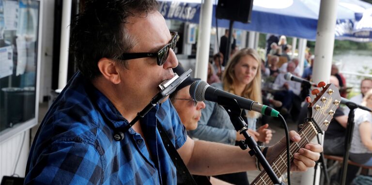 Motel beim Sommer am See: Mario Drees setzte Akzente mit der Blues-Harp.