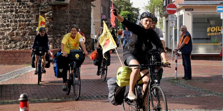 Auf ihrem Rundkurs durch Haltern kam die Tour auch am Siebenteufelsturm vorbei.