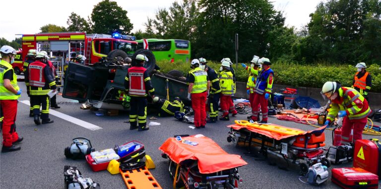 Die Feuerwehr Dortmund bemühte sich um zwei Verletzte nach einem Unfall auf der A 40 bei der anschlussstelle Lütgendortmund