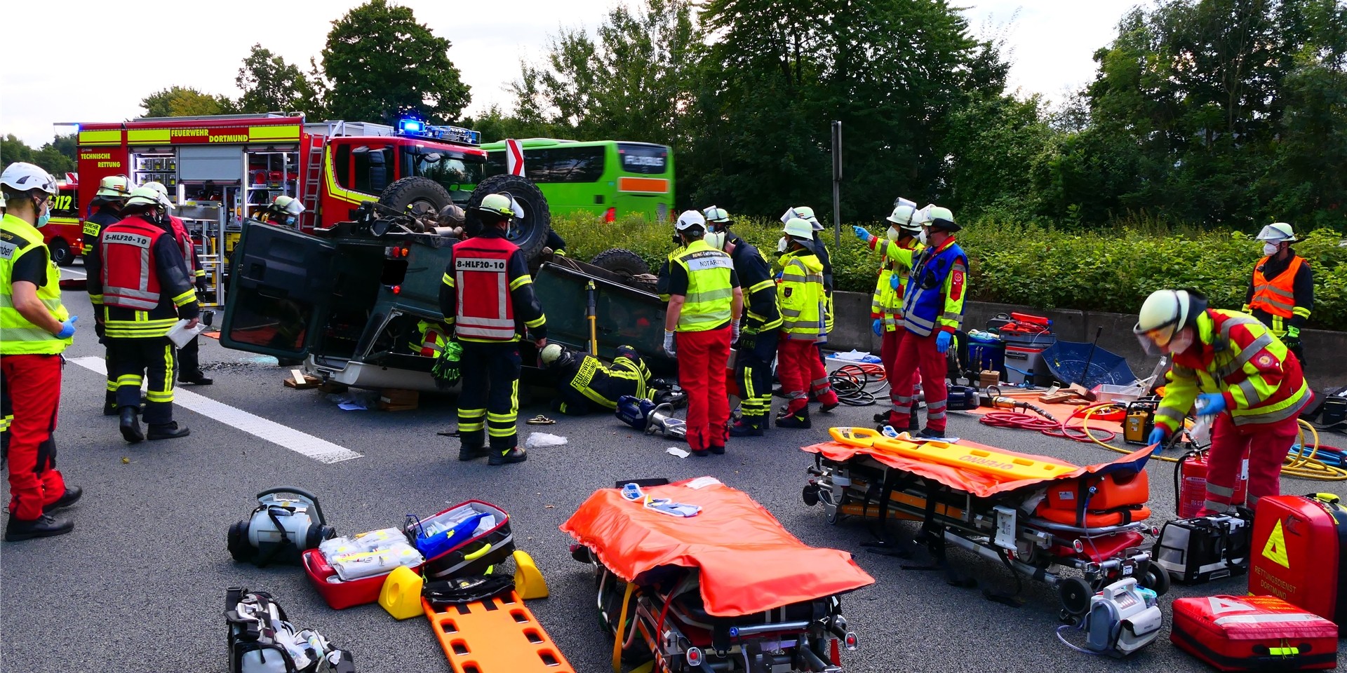 Die Feuerwehr Dortmund bemühte sich um zwei Verletzte nach einem Unfall auf der A 40 bei der anschlussstelle Lütgendortmund