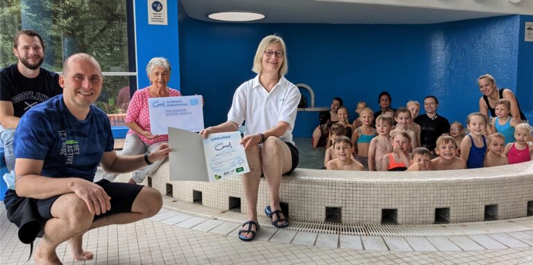 Die Wulfener Schwimmschule ist vom Schwimmverband NRW zertifiziert worden. Vizepräsidentin Elke Struwe (Mitte) überreichte am Samstag im Hallenbad die Urkunde.