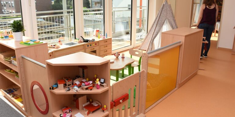 Der zweigeschossige Kindergarten an der Lohausstraße konnte nur mit Hilfe aus Bundesmitteln realisiert werden. Unser Foto zeigt die Gruppenräume im Obergeschoss für die Kinder vom 3. bis zum 6. Lebensjahr.