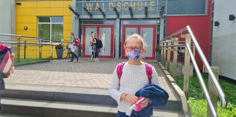 Joleen (8) geht an die Waldschule. Ihre Mutter sorgt sich, ob ihr Kind ausreichend geschützt ist.