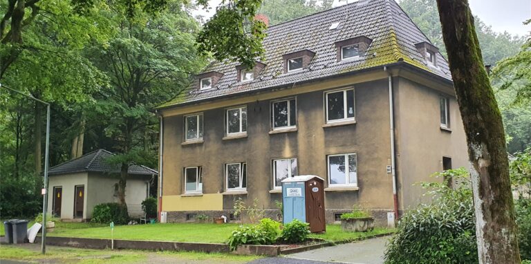 Vor der Wohnungslosenunterkunft an der Backumer Straße ist bereits eine mobile Toilette für die Handwerker aufgestellt worden.