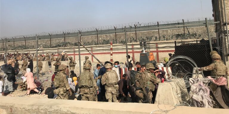 Trotz einiger Zeichen der Entspannung am Flughafen der afghanischen Hauptstadt Kabul harren dort weiterhin Tausende verzweifelte Menschen bei großer Hitze und teils chaotischem Gedränge aus.