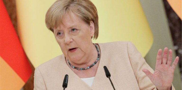 Bundeskanzlerin Angela Merkel nimmt an einer Pressekonferenz teil.
