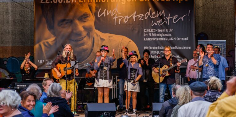 Viele Künstler traten am Sonntag (22.8.) zu Ehren von Fred Ape mit einem Programm aus Musik und Kabarett auf.