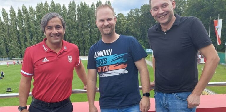 Fußball-Abteilungsleiter Hakan Simsir (l.) und sein Stellvertreter Carsten Schwarma (r.) nehmen Dirk Wagener in die Mitte.