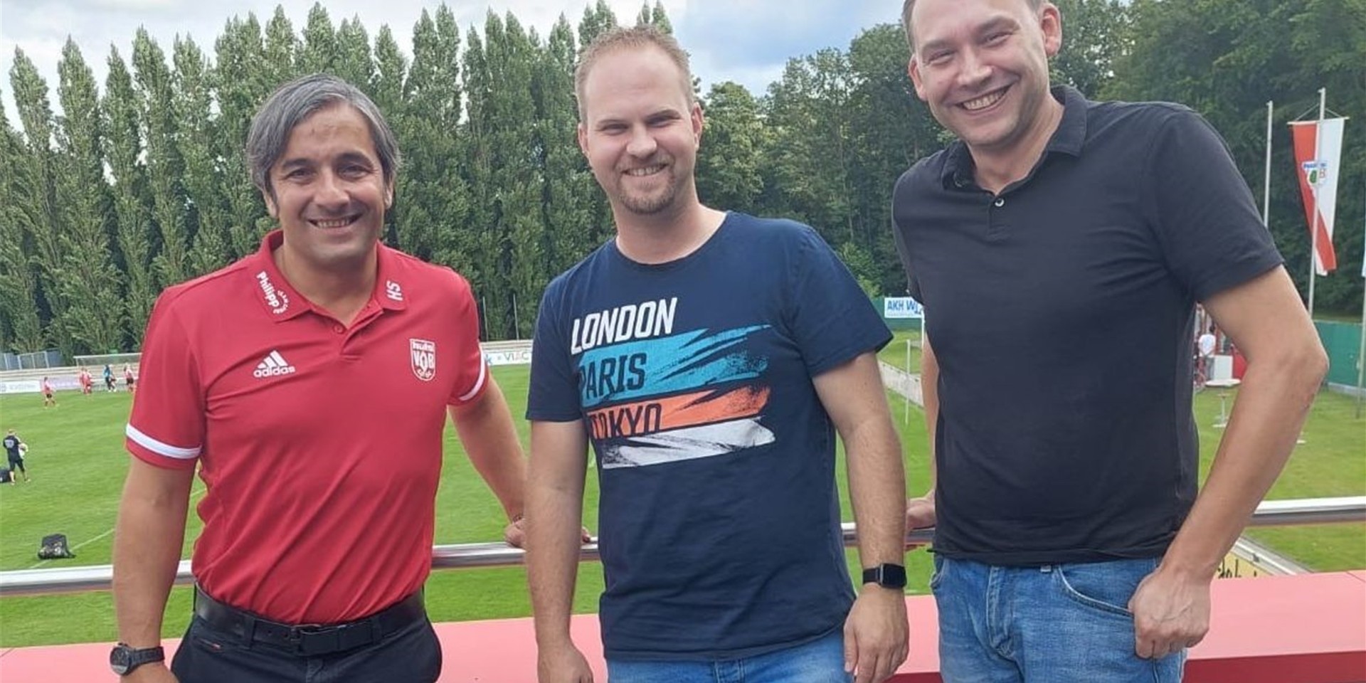 Fußball-Abteilungsleiter Hakan Simsir (l.) und sein Stellvertreter Carsten Schwarma (r.) nehmen Dirk Wagener in die Mitte.