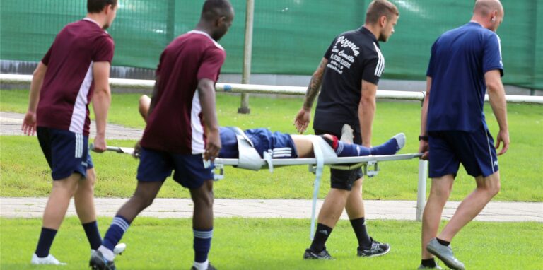 Maurice Saracevic musste mit der Trage zum Rettungswagen transportiert werden. Der Außenbahnspieler fehlt dem VfB Hüls mehrere Monate.