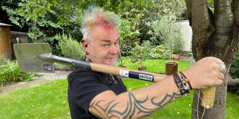 Der Trash-Künstler Punky lädt nach einer Corona-Zwangspause erneut zu einer „Kulturbaustelle“ am Glashaus in der Innenstadt ein.