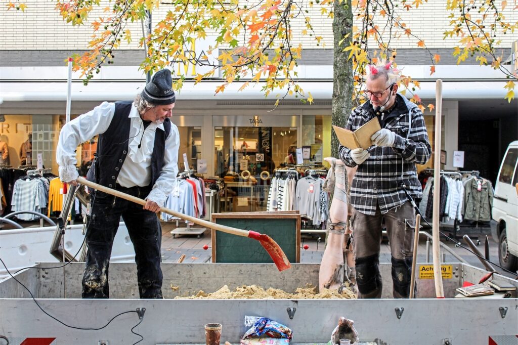 Zusammen mit dem Recklinghäuser Künstler Ulle Bowski (links) hatte Punky im November 2019 zur ersten „Kulturbaustelle“ eingeladen.