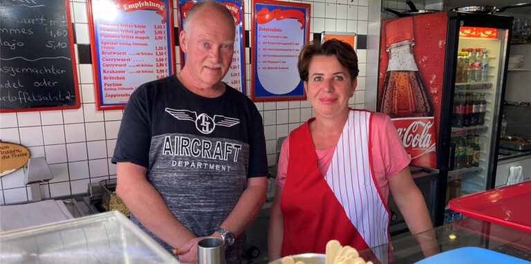 Bahra und Gregor Flerlage bereiten die schnellen Speisen vor Ort zu.