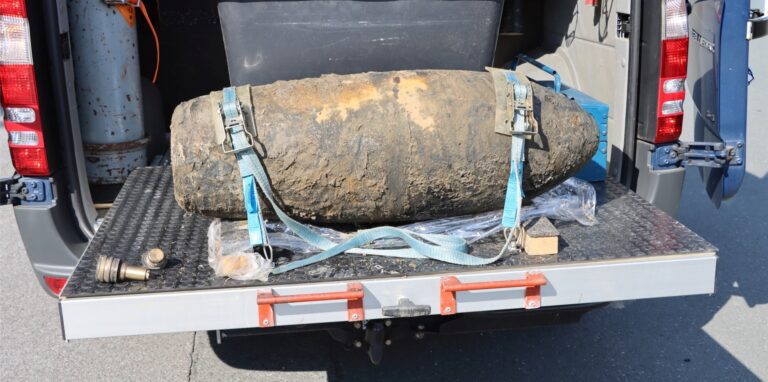 Die Fliegerbombe wurde am Dienstagnachmittag in Herten-Süd erfolgreich entschärft. Unten links im Bild sieht man den entschärften Zünder.