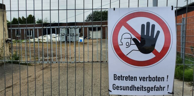 Das Gelände am Ostring ist mit Gitterzäunen abgeriegelt.