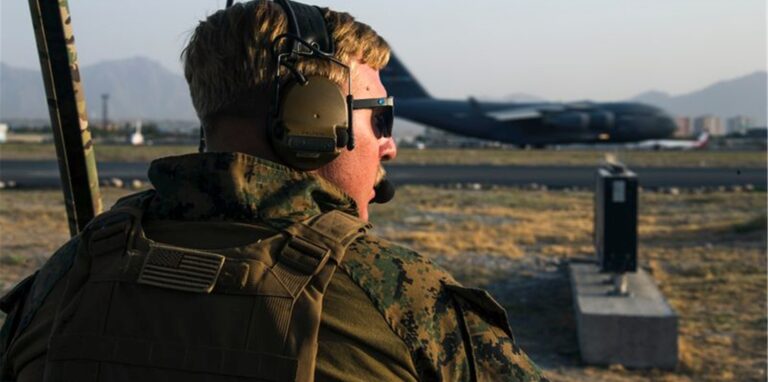 Ein US-Soldat auf dem Gelände des Kabuler Flughafens.