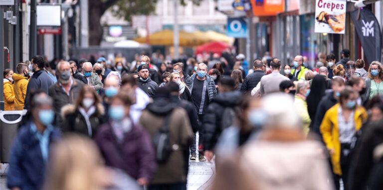 Durch die Delta-Variante ist es wahrscheinlicher geworden, dass man sich trotz Impfung noch mit dem Coronavirus infiziert – und andere anstecken kann.