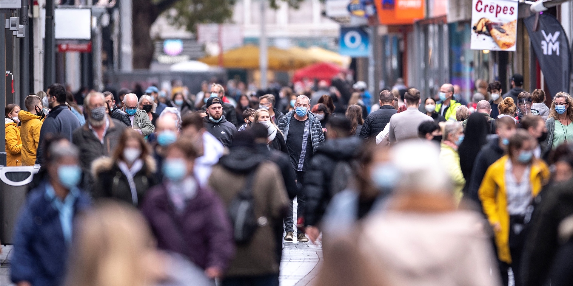 Durch die Delta-Variante ist es wahrscheinlicher geworden, dass man sich trotz Impfung noch mit dem Coronavirus infiziert – und andere anstecken kann.