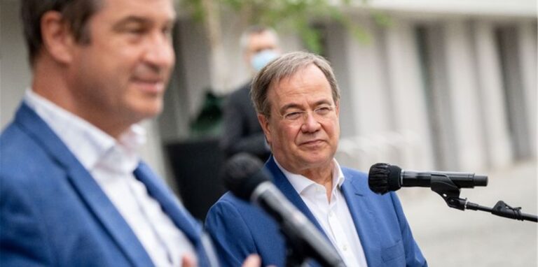 Eine Mehrheit der Unionsanhänger findet, Markus Söder (l) sollte Armin Laschet als Kanzlerkandidaten ersetzen.