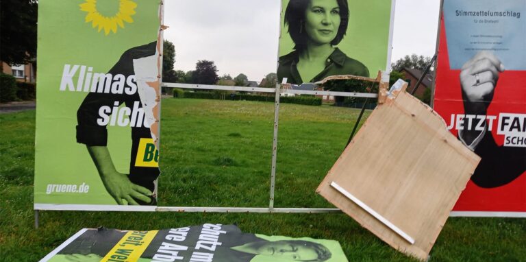 Unbekannte haben die Grünen-Plakatwand in Hullern völlig zerstört.