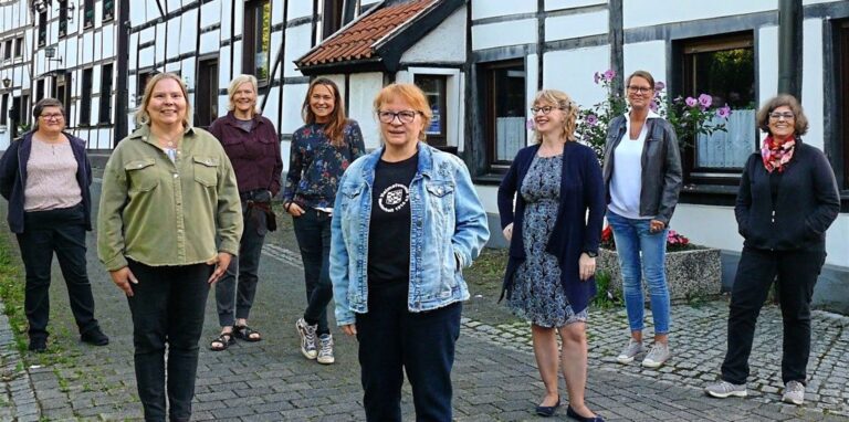 Neun Künstlerinnen und Künstler aus dem Alten Dorf Westerholt (auf dem Foto fehlt Jörg Kremer) laden zum vierten „Tag der Kunst“ ein. Er findet am 5. September von 14 bis 18 Uhr statt – wenn Corona den Kreativen keinen Strich durch die Rechnung macht.