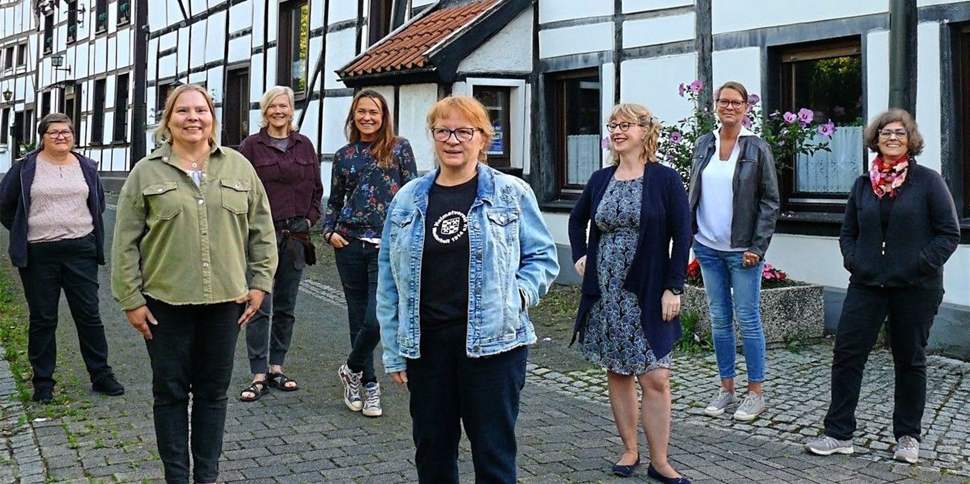Neun Künstlerinnen und Künstler aus dem Alten Dorf Westerholt (auf dem Foto fehlt Jörg Kremer) laden zum vierten „Tag der Kunst“ ein. Er findet am 5. September von 14 bis 18 Uhr statt – wenn Corona den Kreativen keinen Strich durch die Rechnung macht.