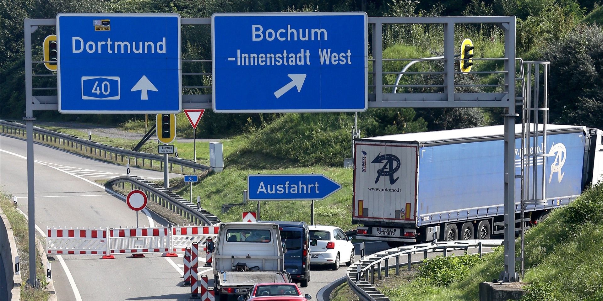 Autos werden auf der Autobahn 40 an der Ausfahrt Bochum West abgeleitet