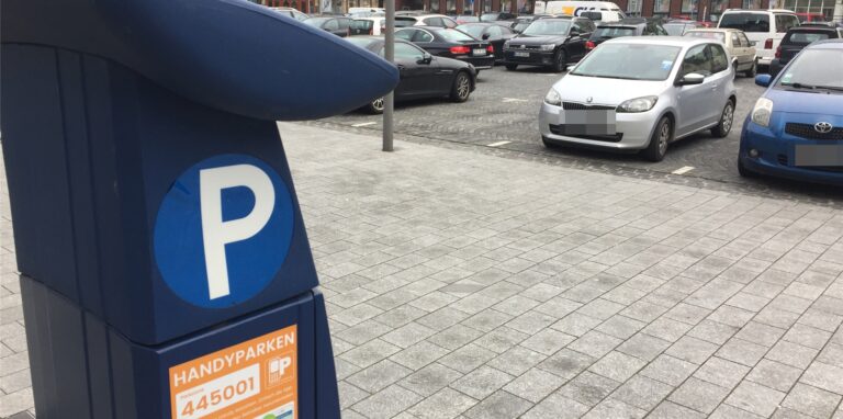 Parken auf dem Markt in der Altstadt ist an den Wochenenden ab Freitag 15 Uhr kostenfrei.